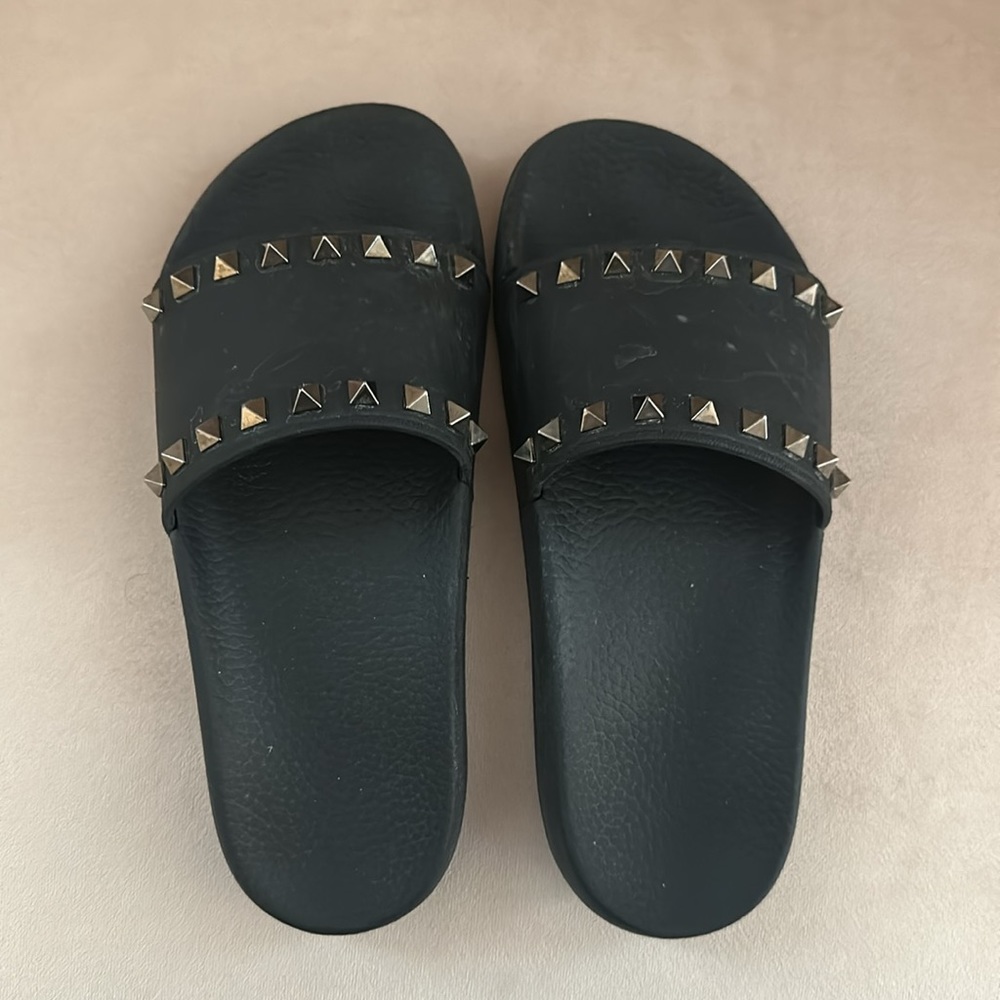Valentino Garavani ROCKSTUD RUBBER SLIDER SANDAL